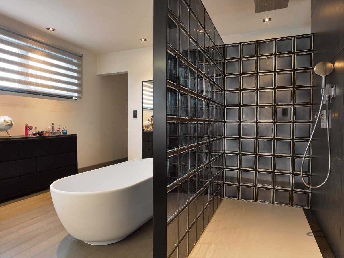 Стеклянные блоки в интерьере ванной