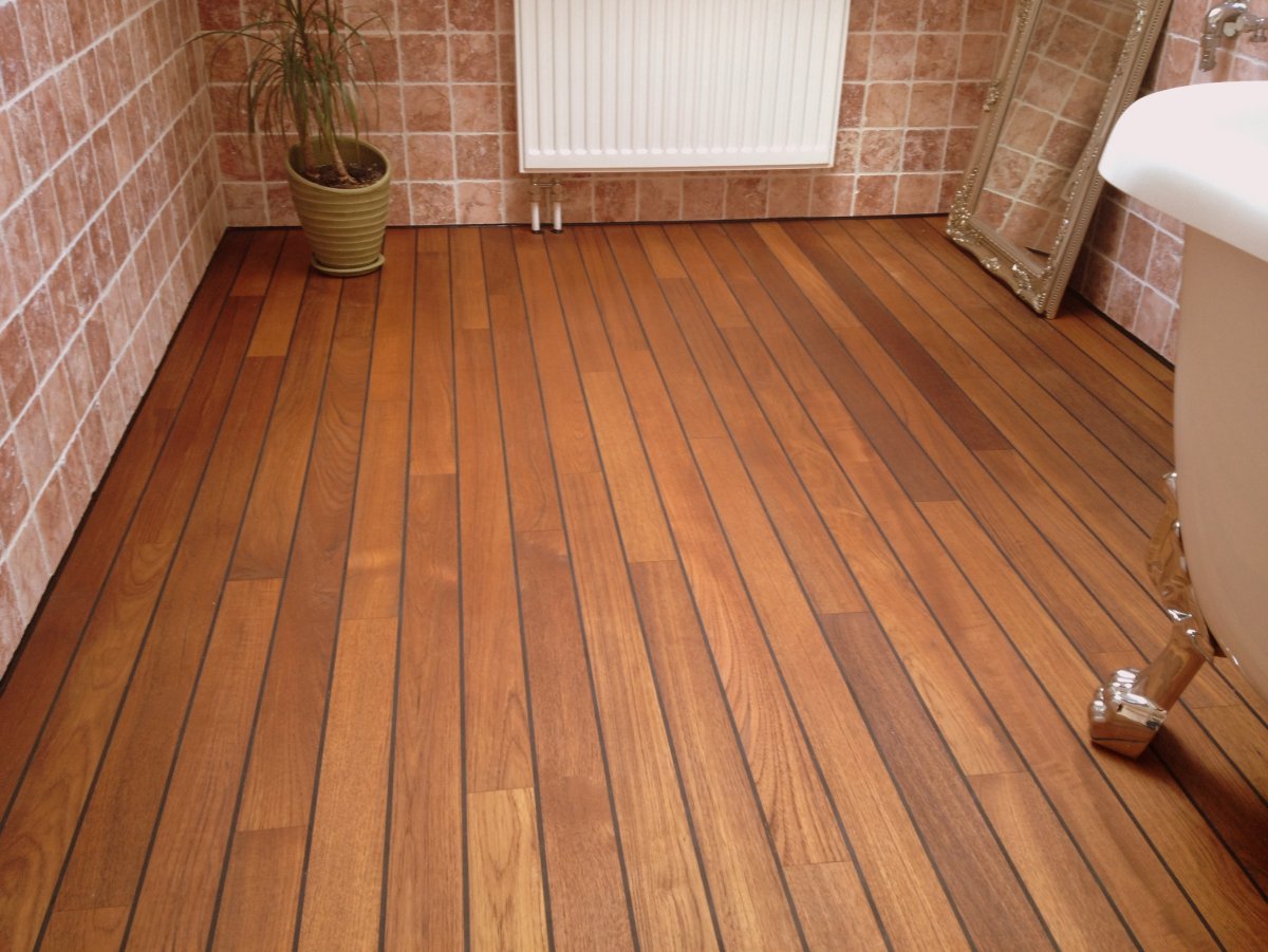 Пол из тика в ванной