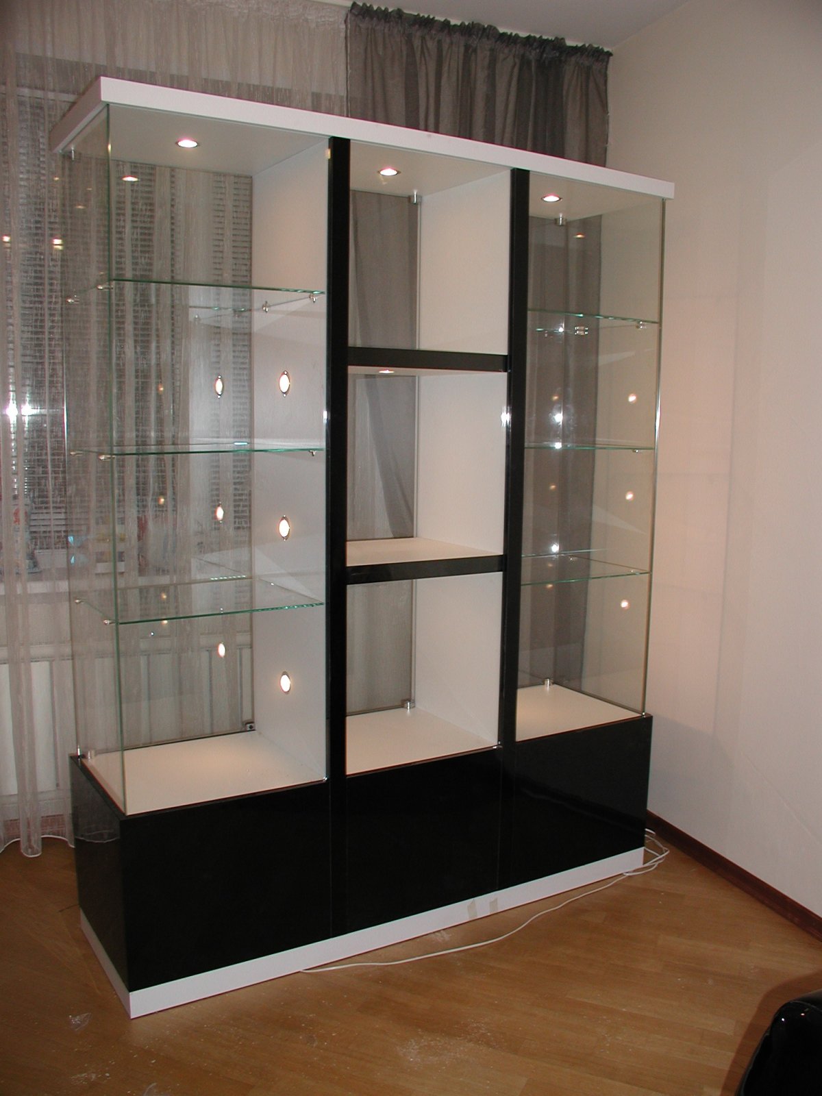 Стеклянный стеллаж витрина