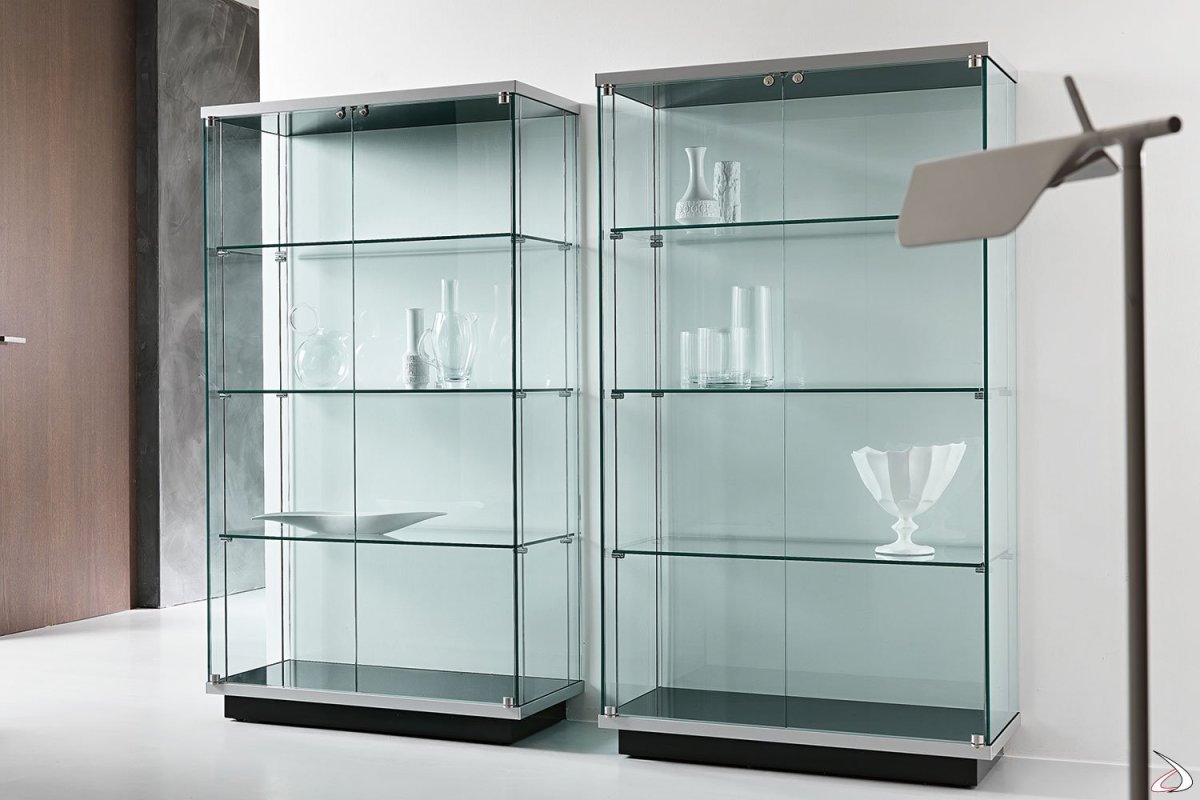 Стеклянный шкаф