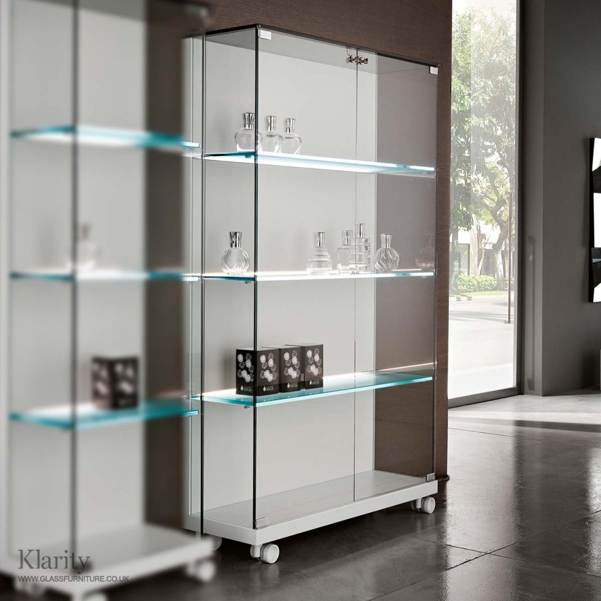 Стеклянный стеллаж витрина