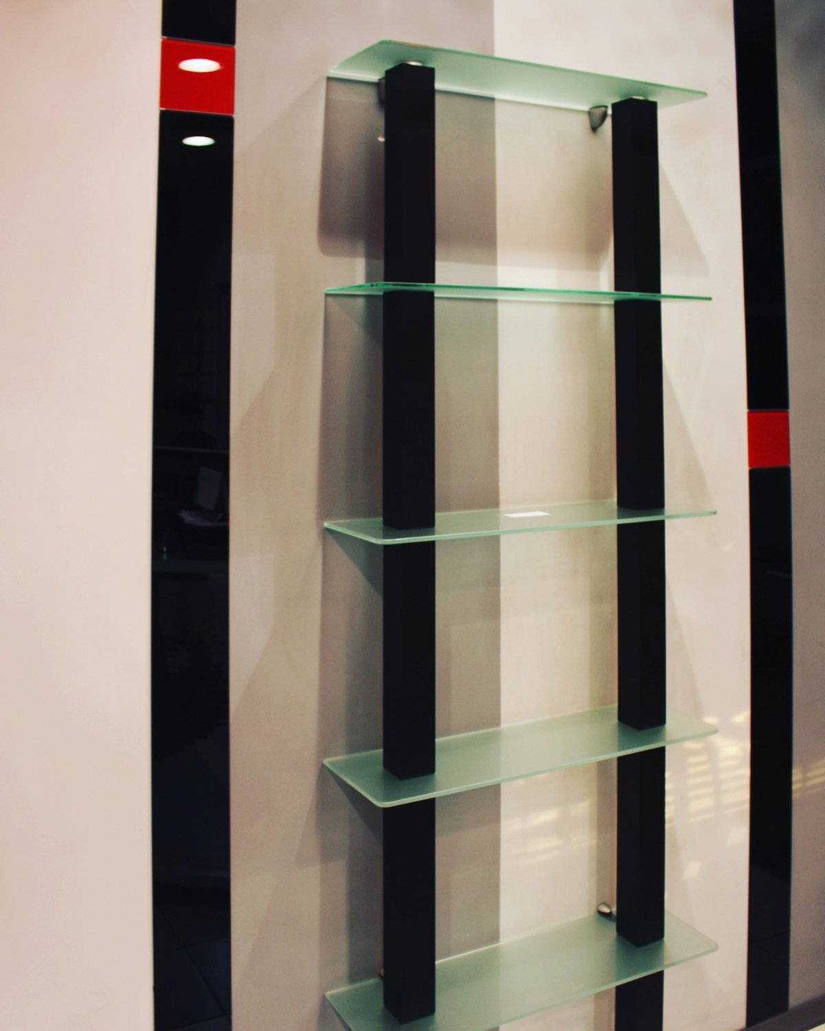 Полка из гнутого стекла