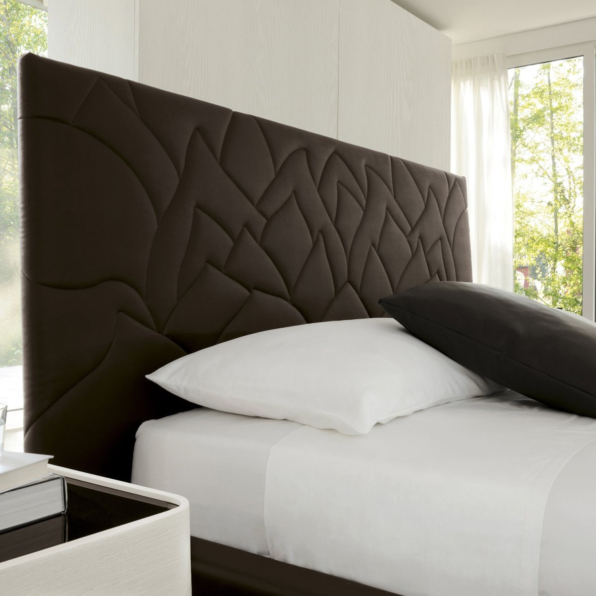 Кровать с мягким изголовьем