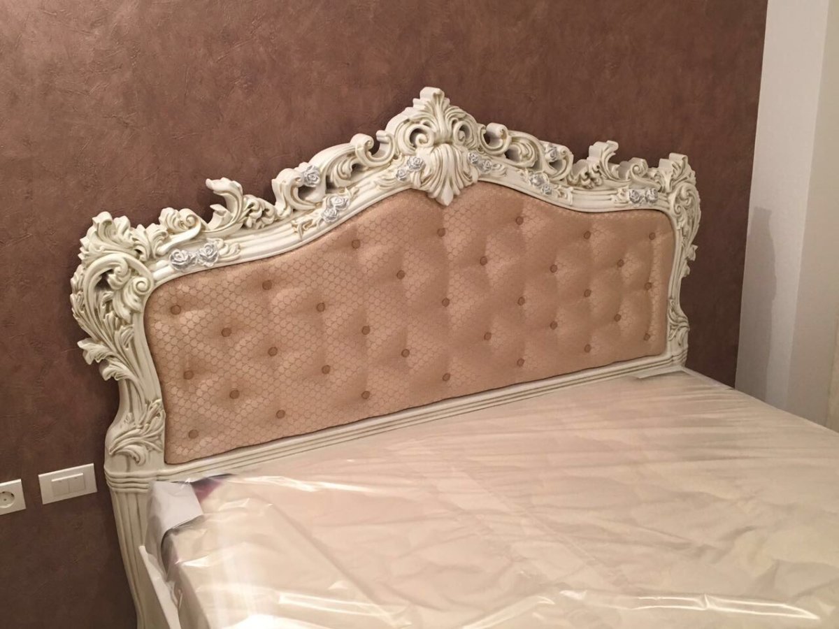 Кровать с резным изголовьем