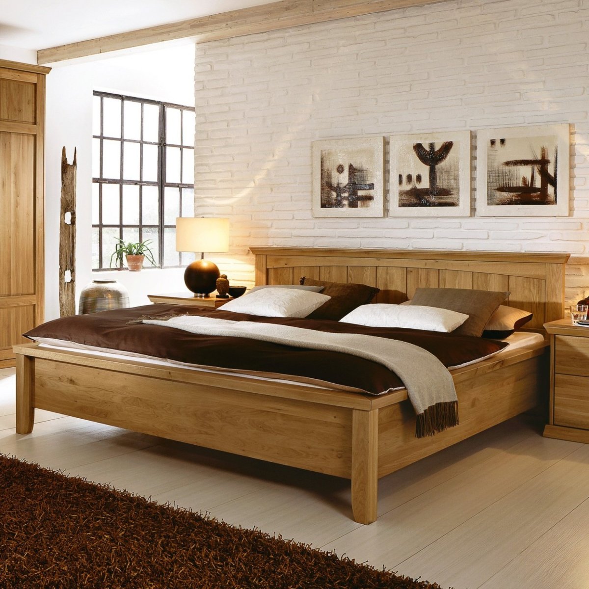 Кровать из дерева