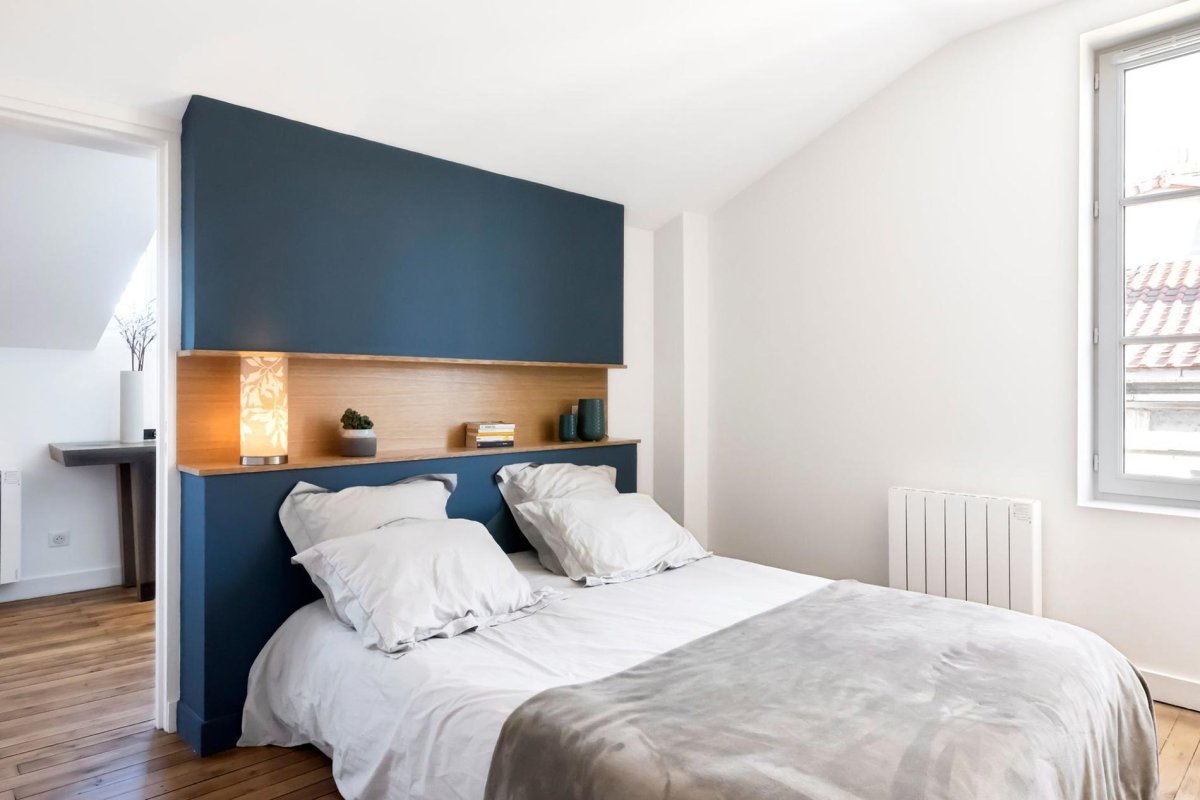 Кровать с полочками в изголовье