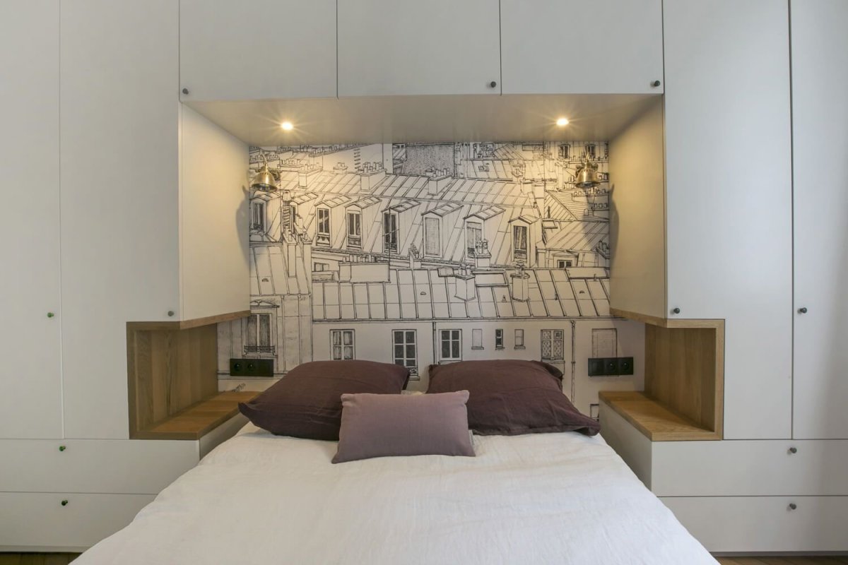 Шкаф над изголовьем кровати