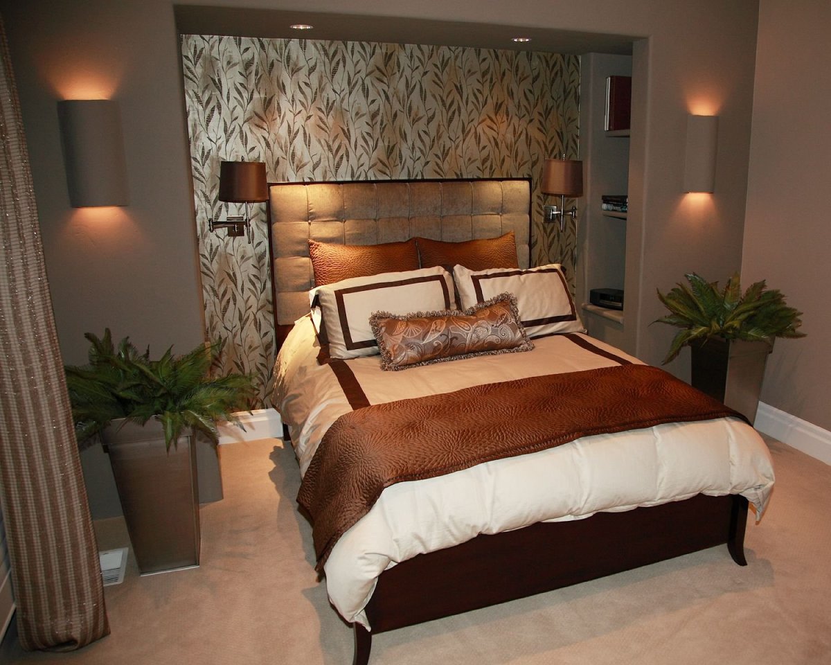 Стена над кроватью