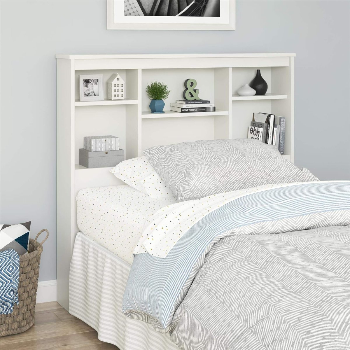 Кровать с полками в изголовье