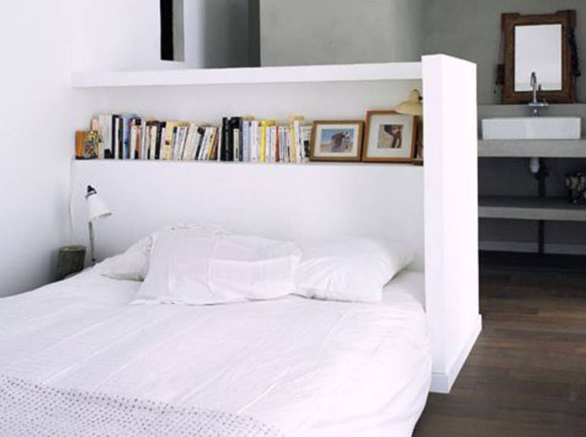 Стеллаж в изголовье кровати