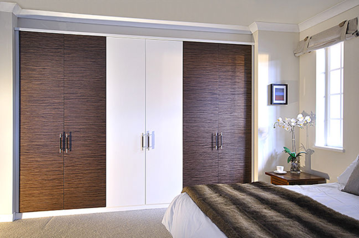 Встроенный шкаф с дверцами