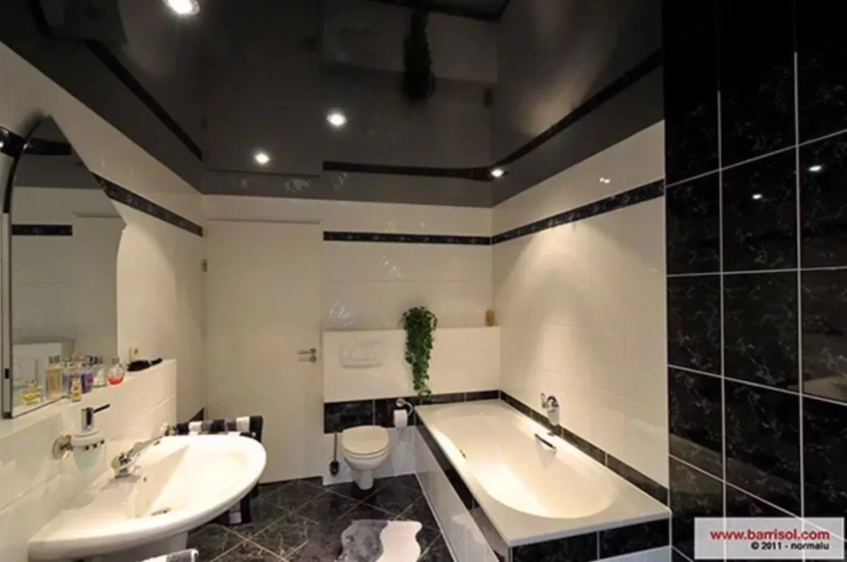 Натяжной потолок в ванной