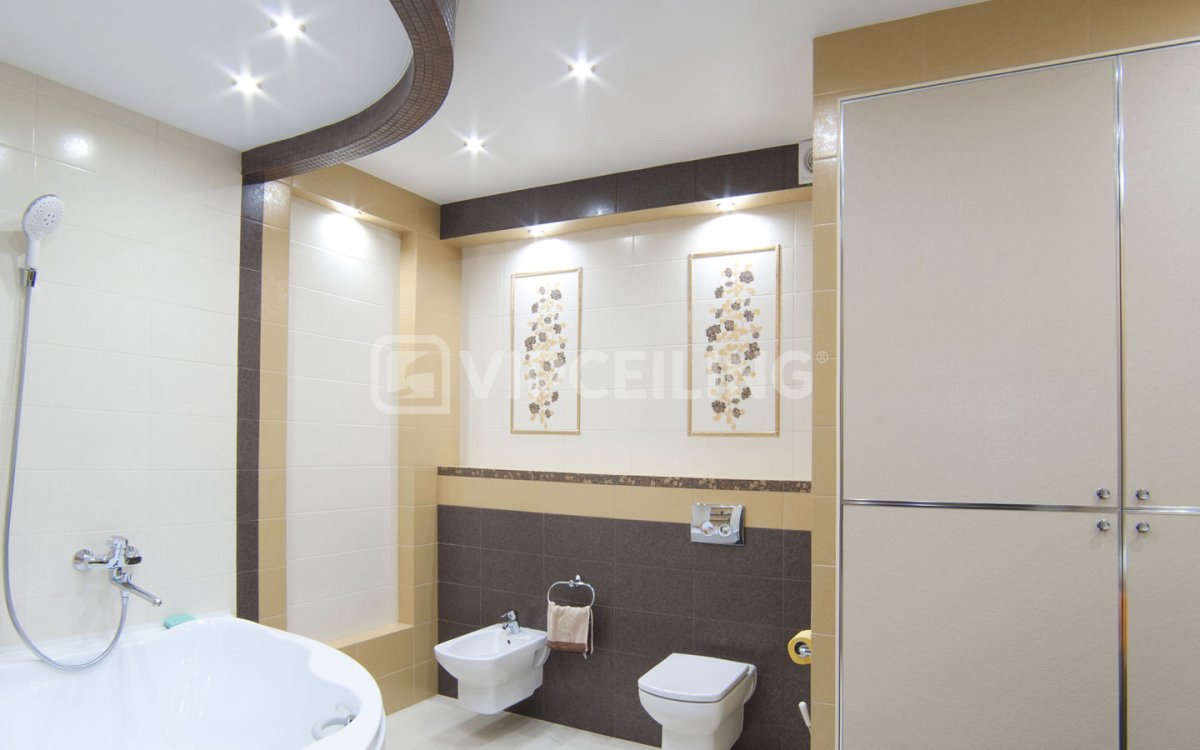 Натяжной потолок в ванной