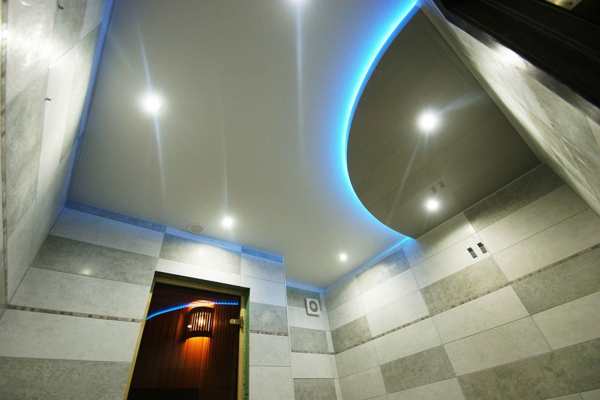 Натяжной потолок в туалете