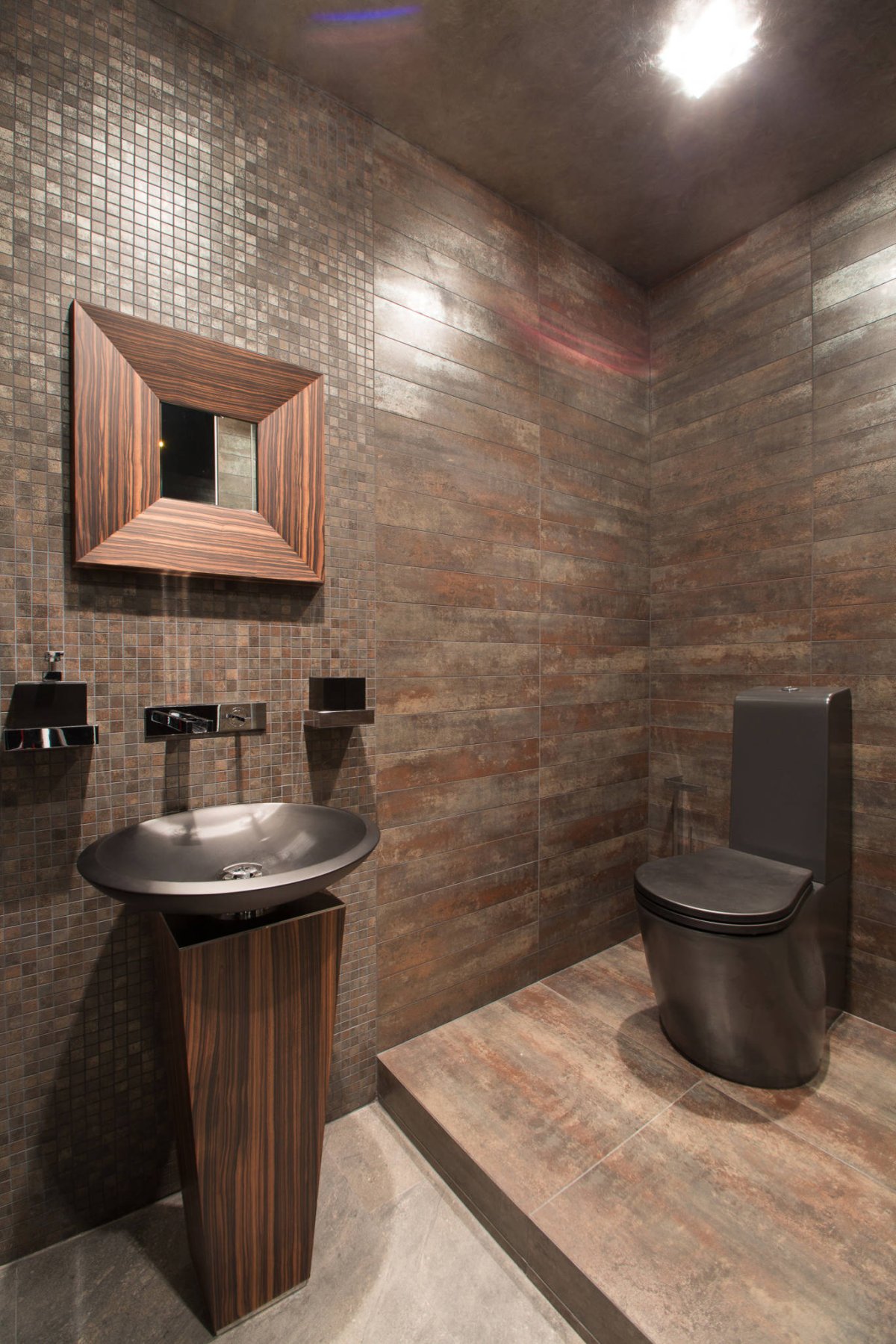 Черный унитаз в интерьере туалета