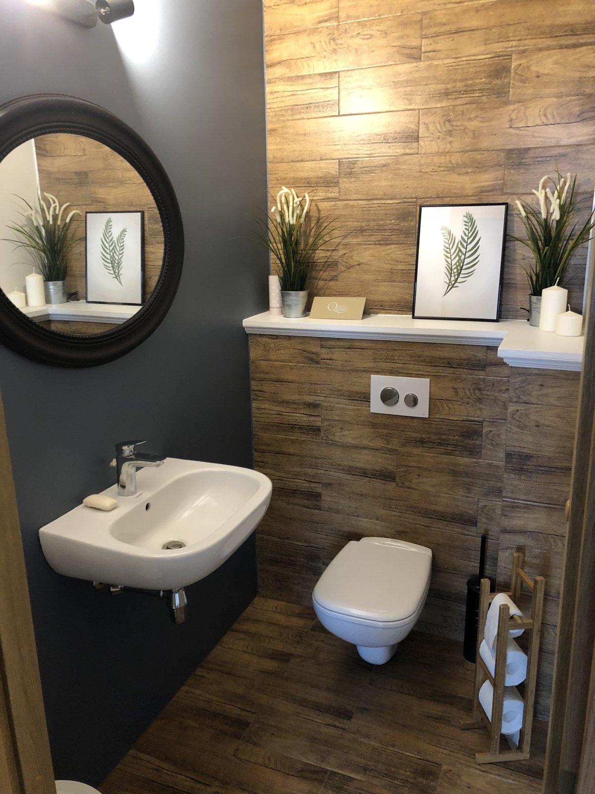 Туалетная комната с плиткой под дерево