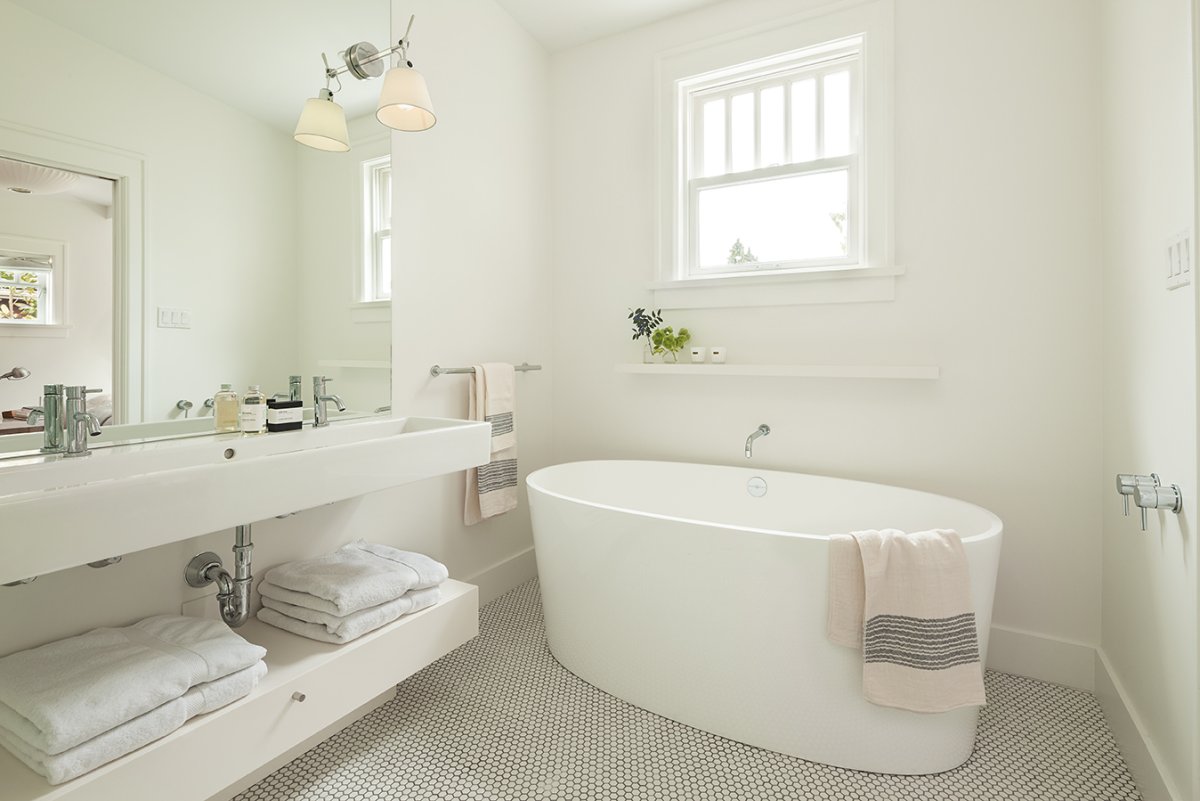 Отдельностоящая ванна в интерьере ванной