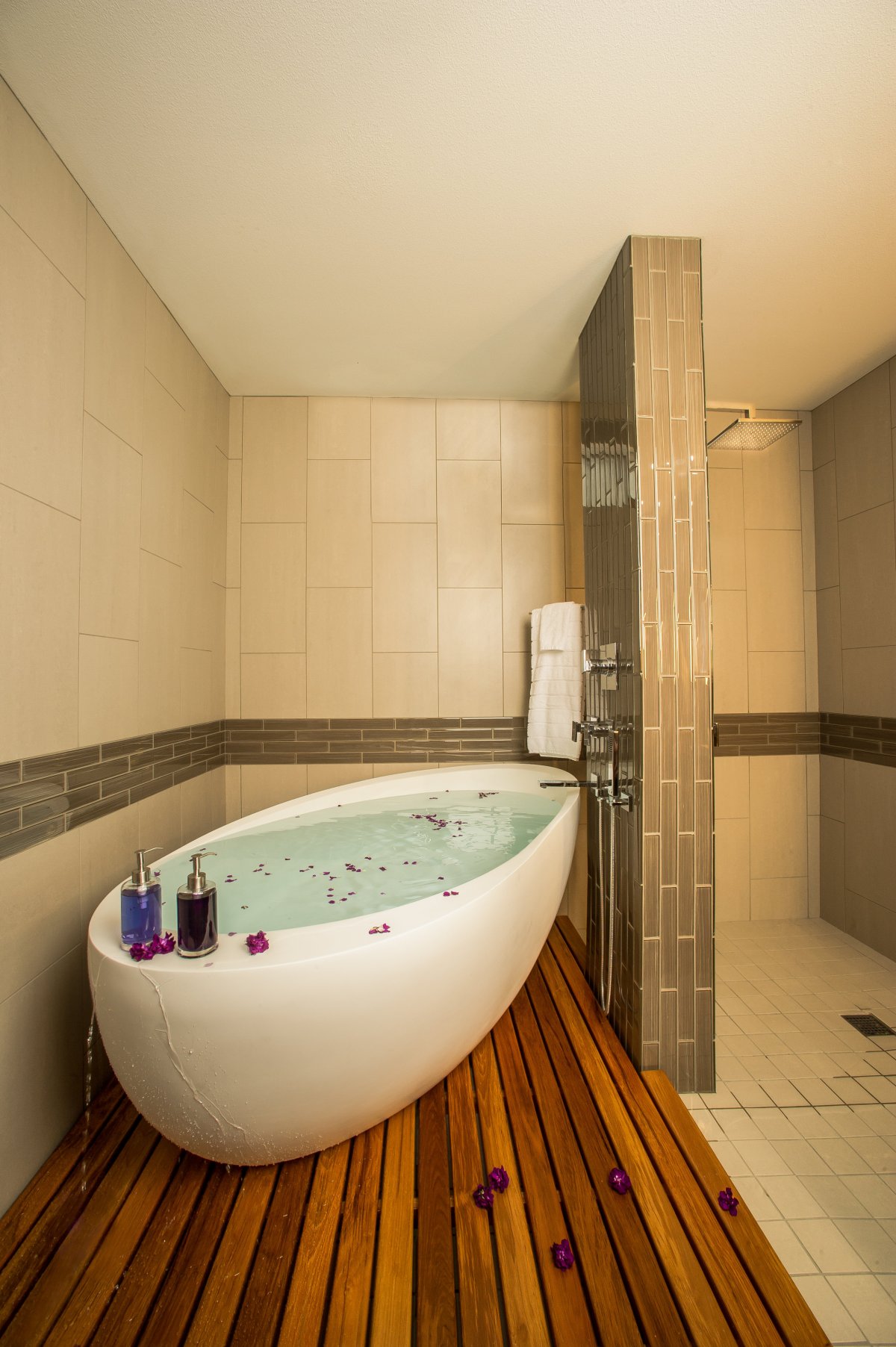 Ванна на подиуме в маленькой ванной