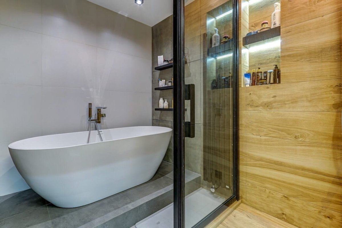 Отдельностоящая ванна на подиуме в интерьере