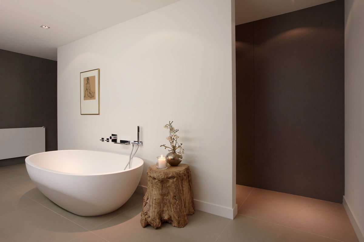 Отдельностоящая ванна на подиуме в интерьере