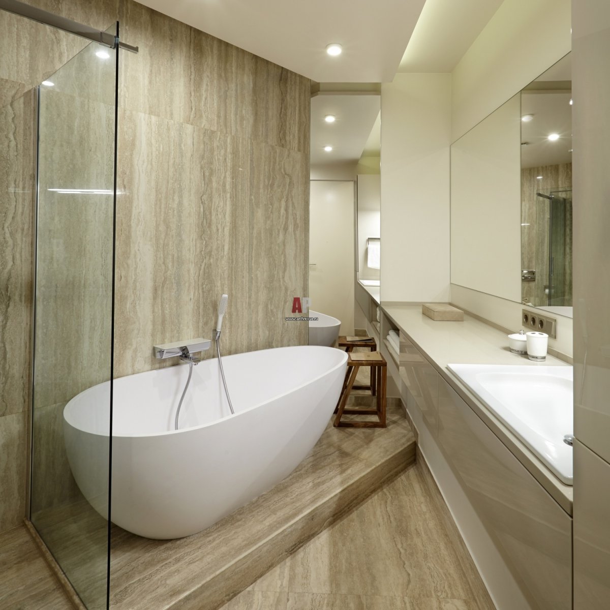 Овальная ванна на подиуме