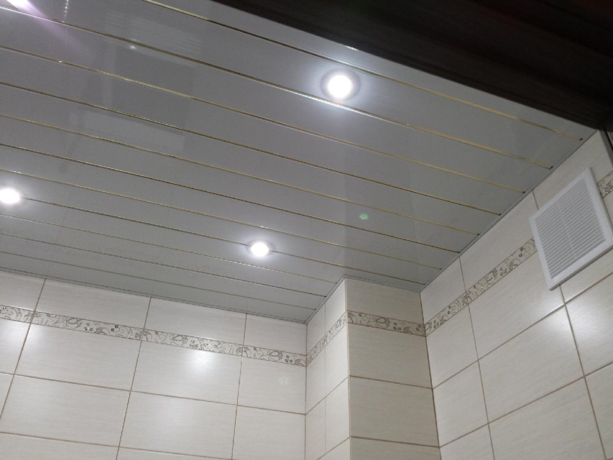 Потолок из пластиковых панелей