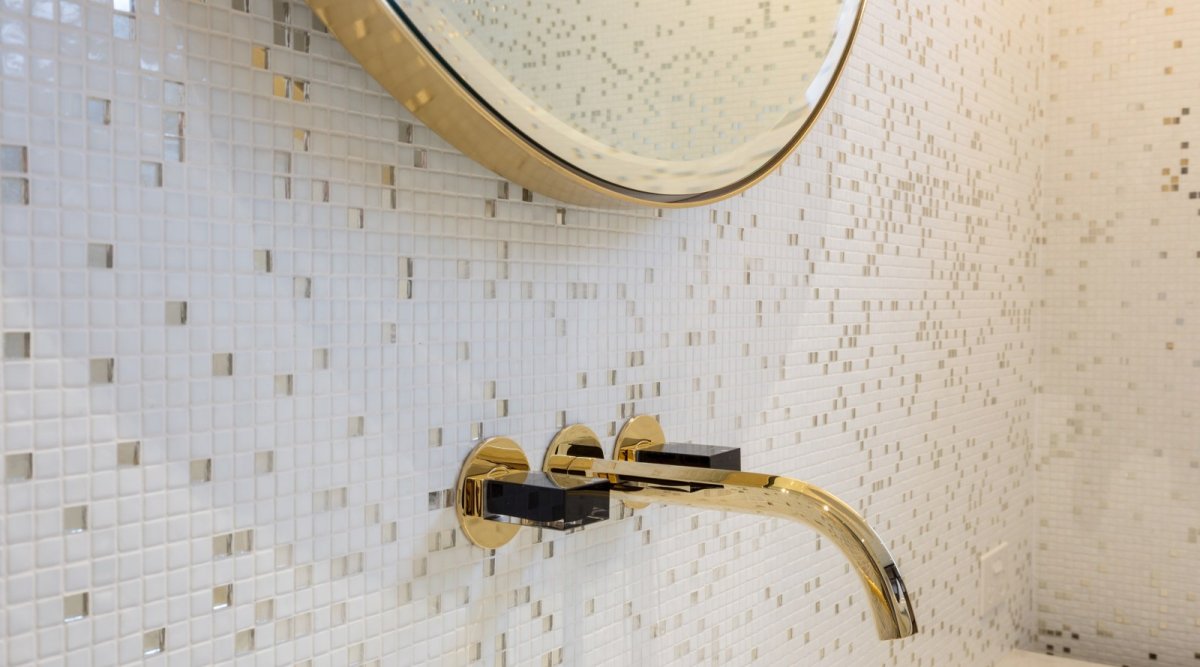 Золотые смесители в интерьере