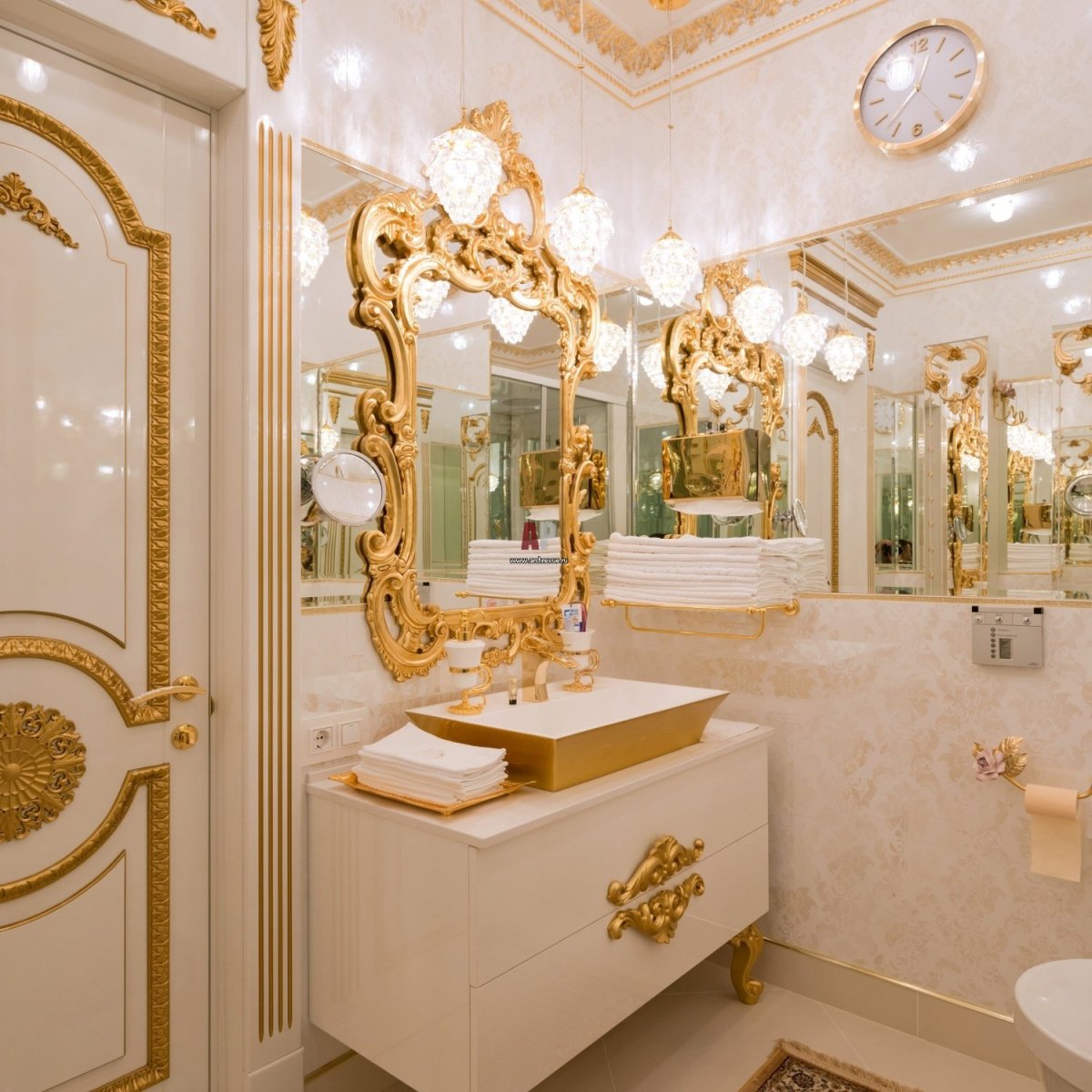 Ванная комната с золотыми смесителями