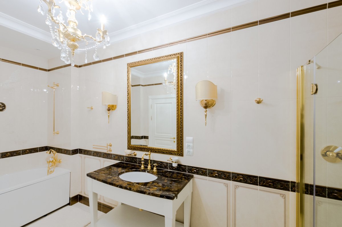 Ванная комната белая с золотом