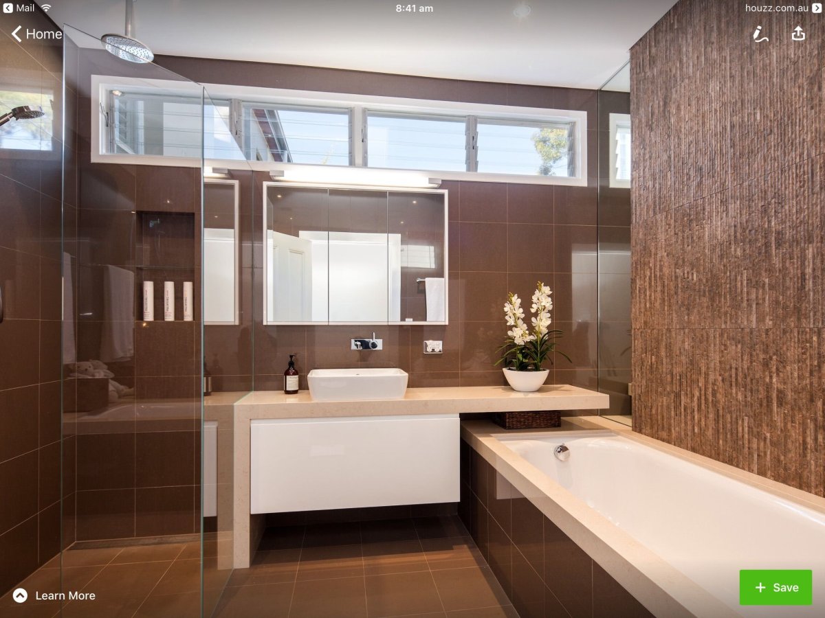 Ванная с коричневой плиткой