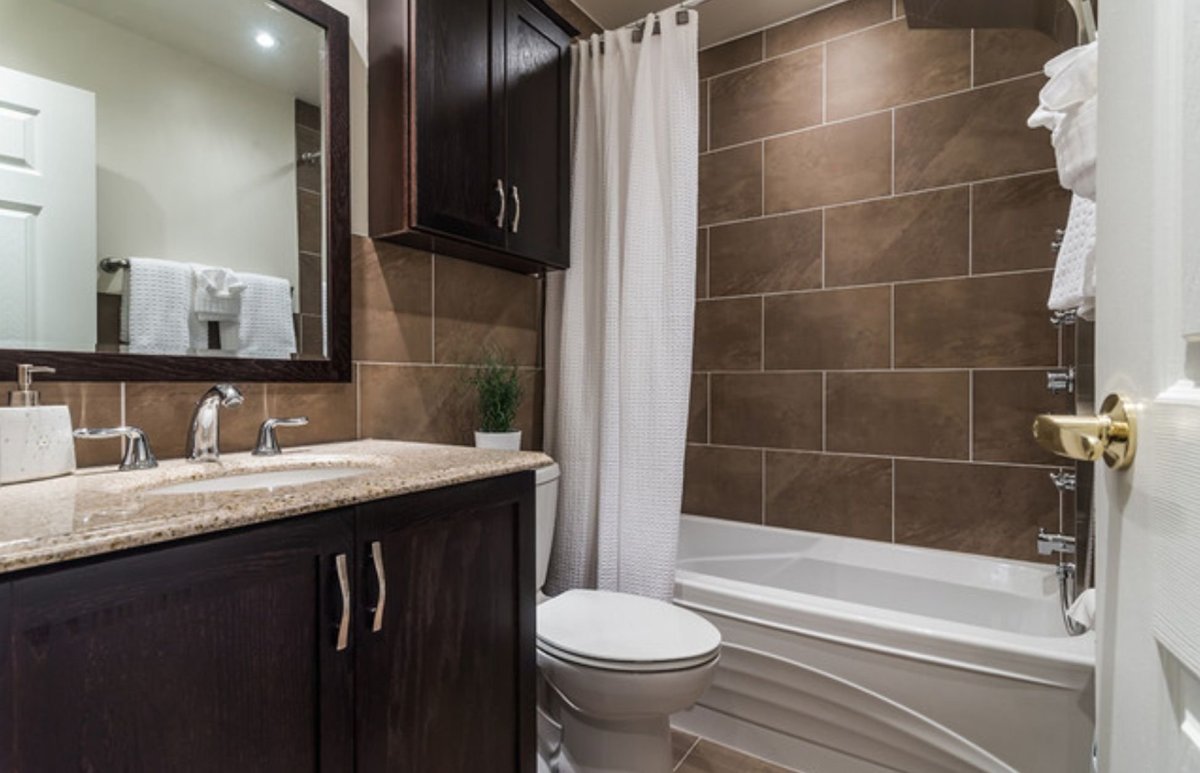 Бело коричневая ванная комната