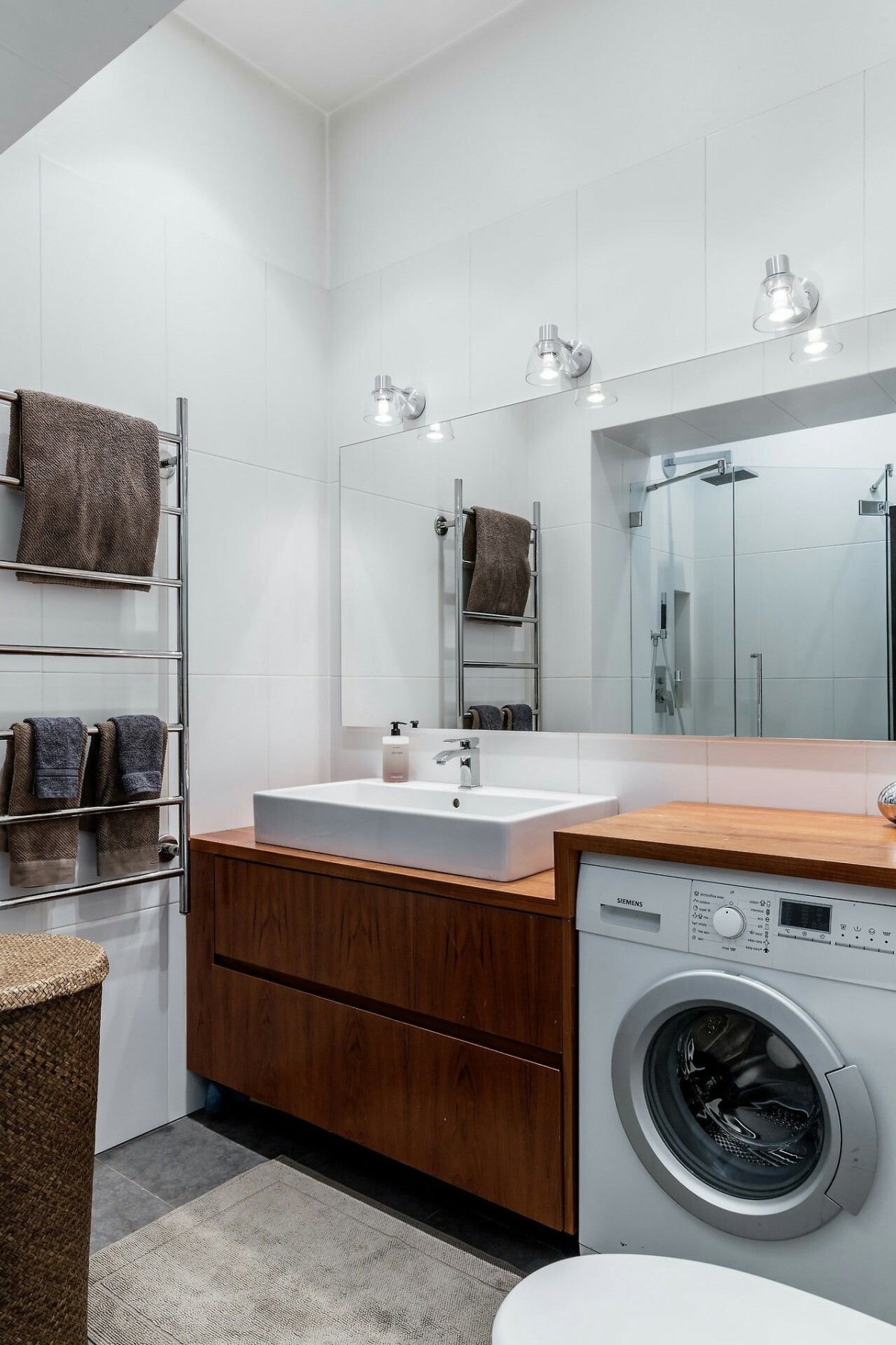 Ванная комната раковина со столешницей и стиральной машиной