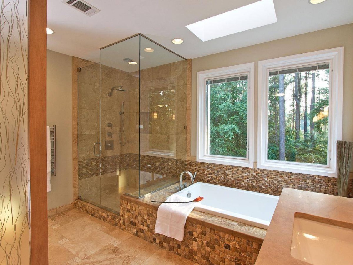 Ванная с окном в частном доме