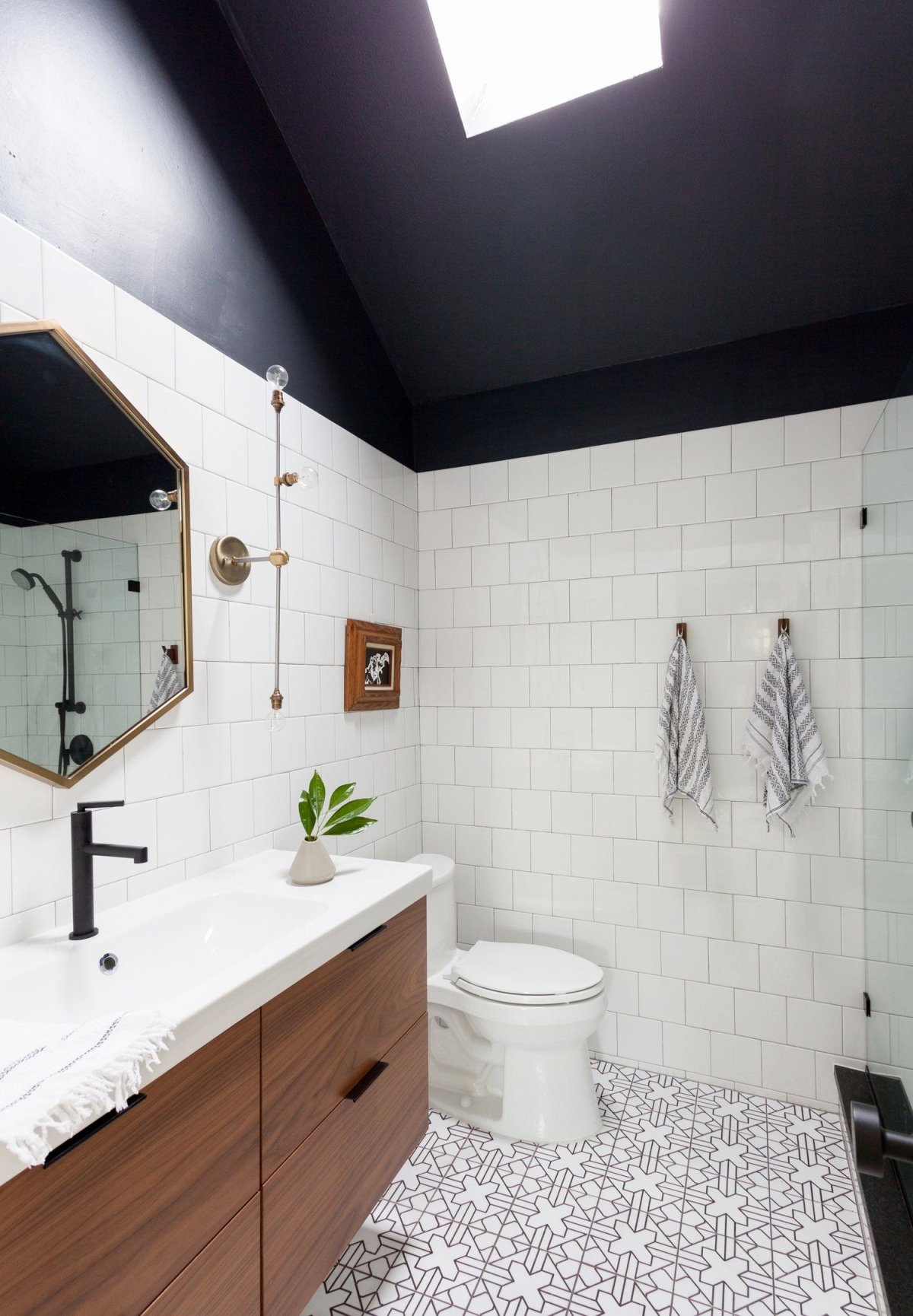 Черный матовый потолок в ванной