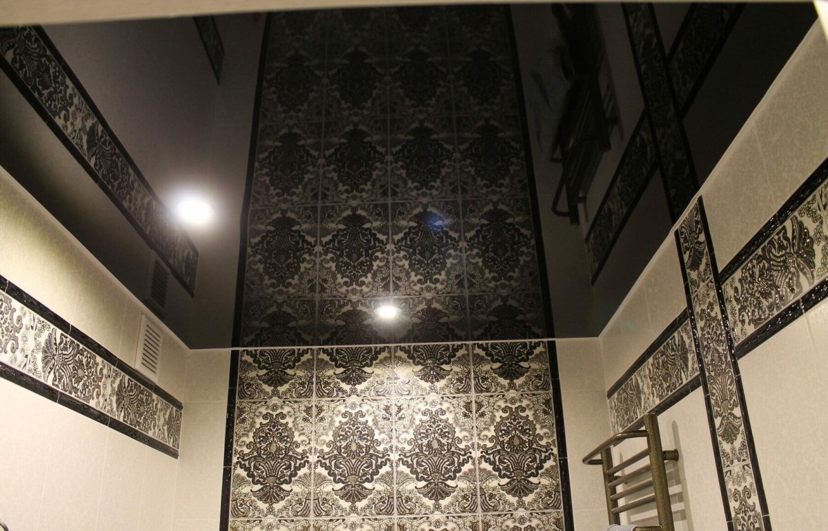 Черные глянцевые потолки в ванной комнате