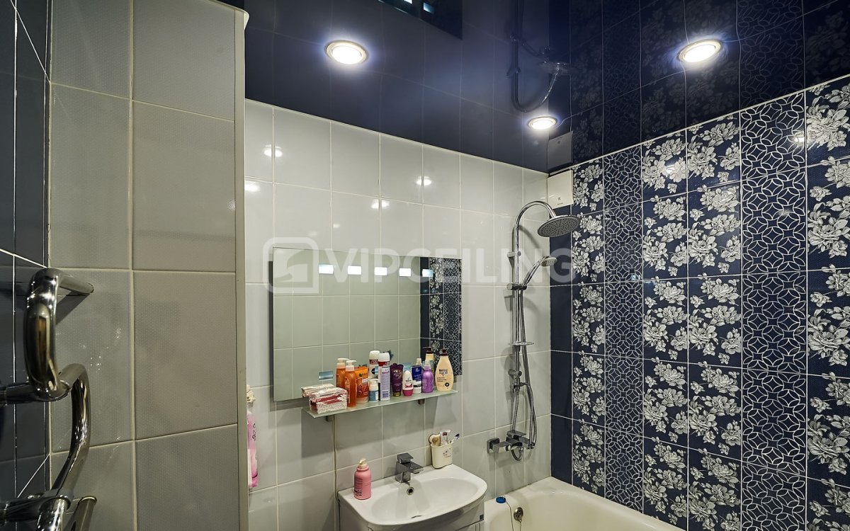 Черный глянцевый потолок в ванной