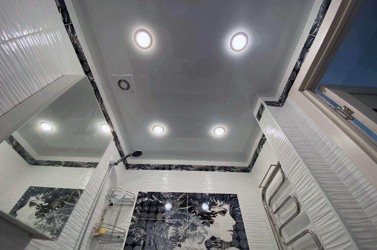 Черный глянцевый натяжной потолок