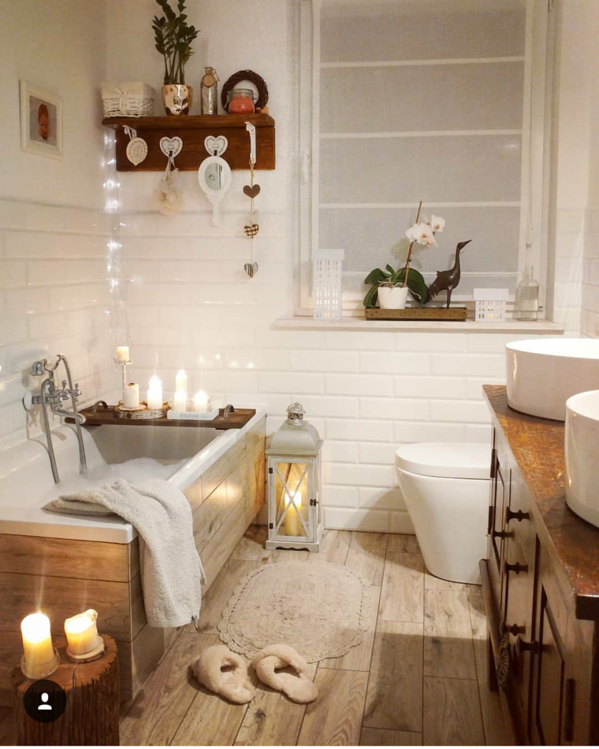 Интерьер ванной комнаты с декором