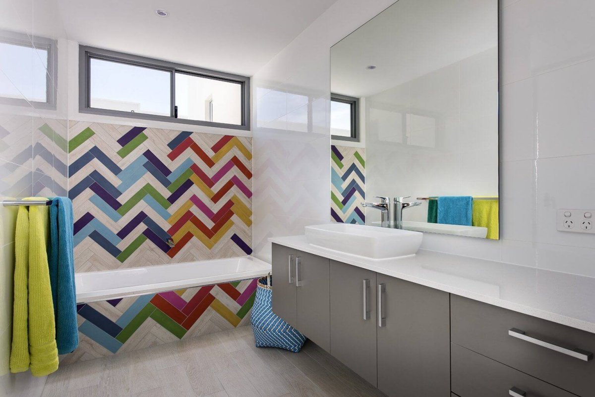 Ванна с разноцветной плиткой