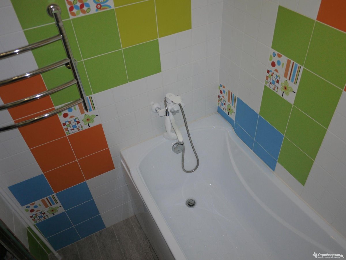 Ванна с разноцветной плиткой