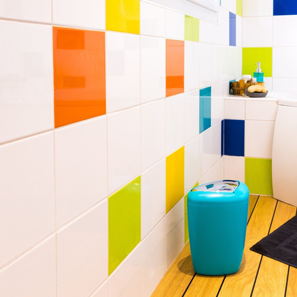 Туалет из разноцветной плитки