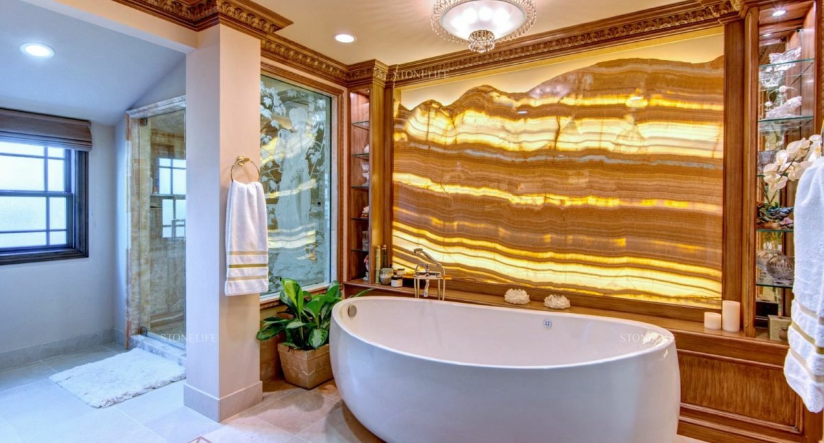 Стена из оникса в ванной