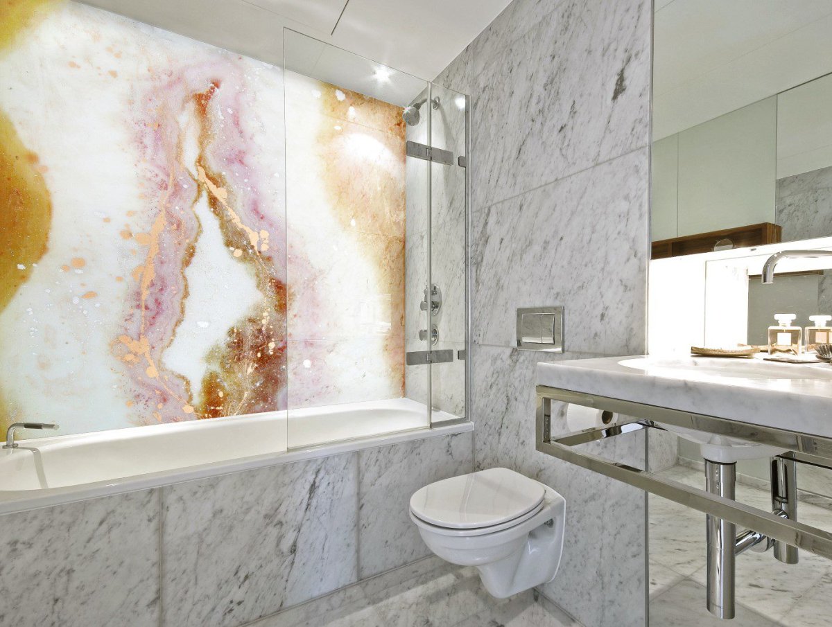 Мраморные стены в ванной