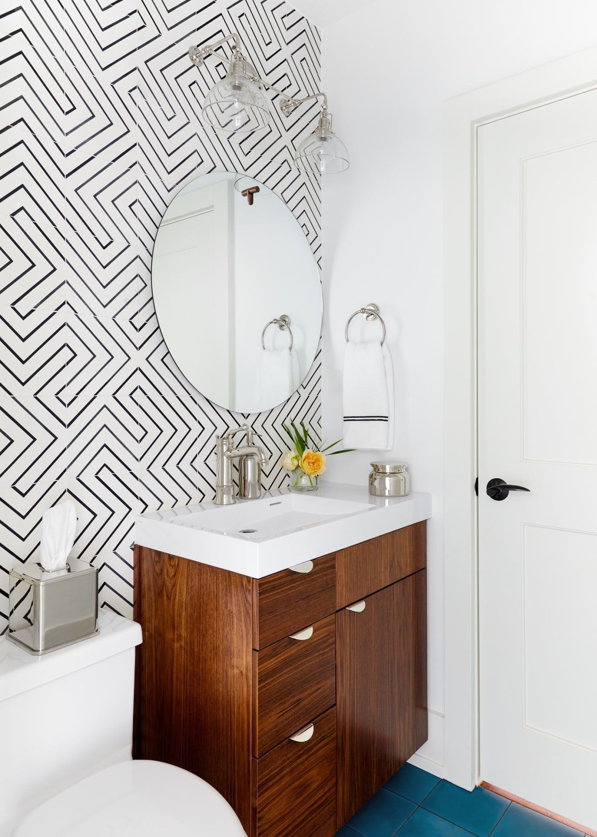 Белая ванная с акцентной стеной