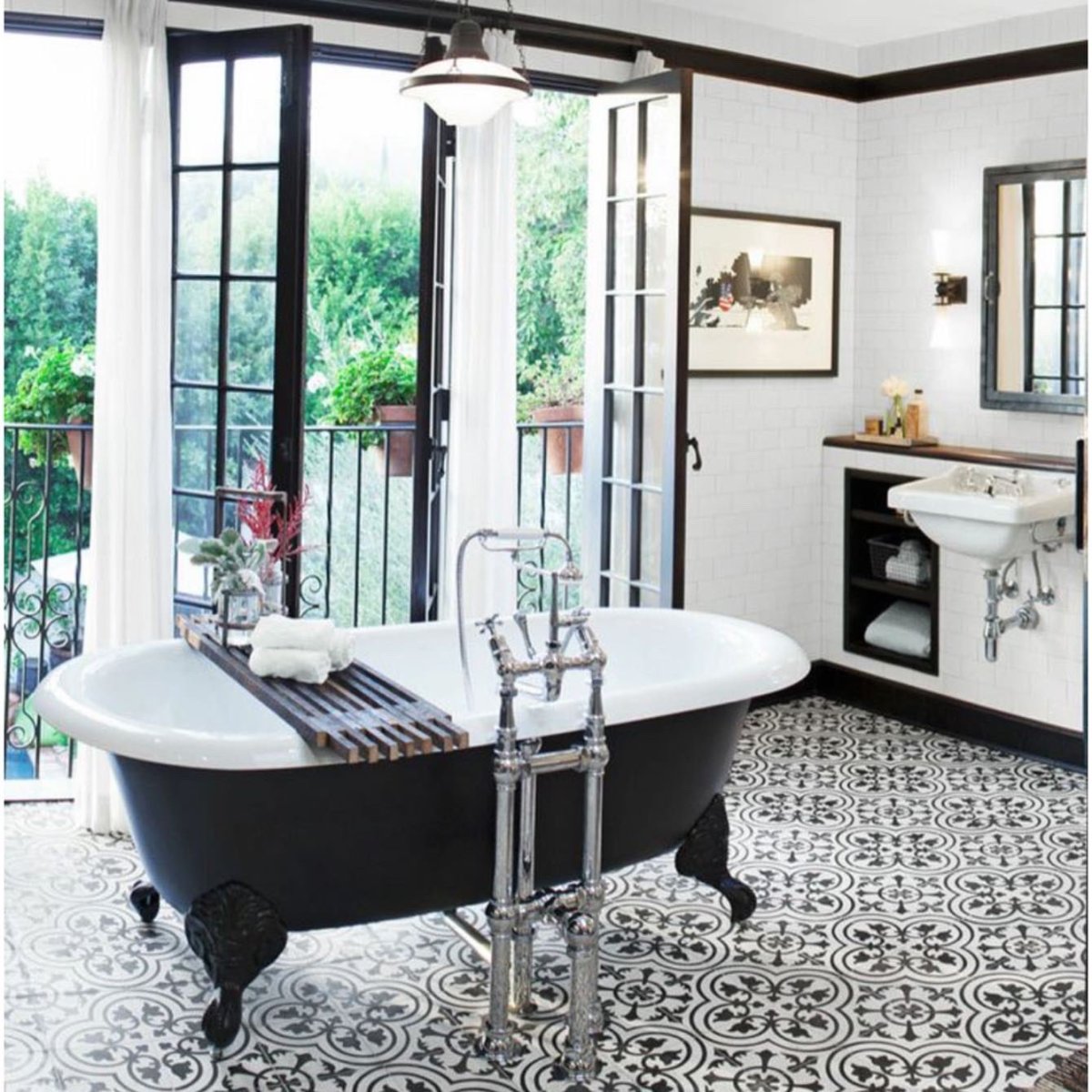 Метлахская плитка в ванной комнате