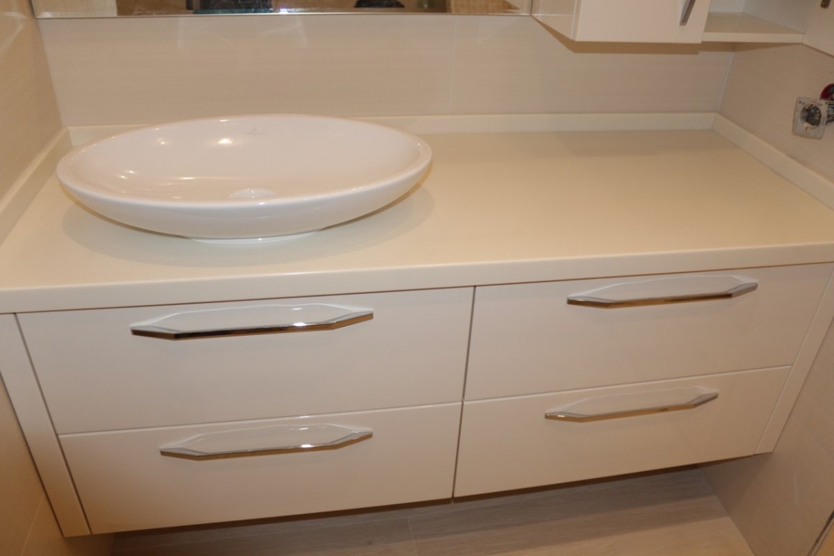 Раковина на столешнице в ванной комнате