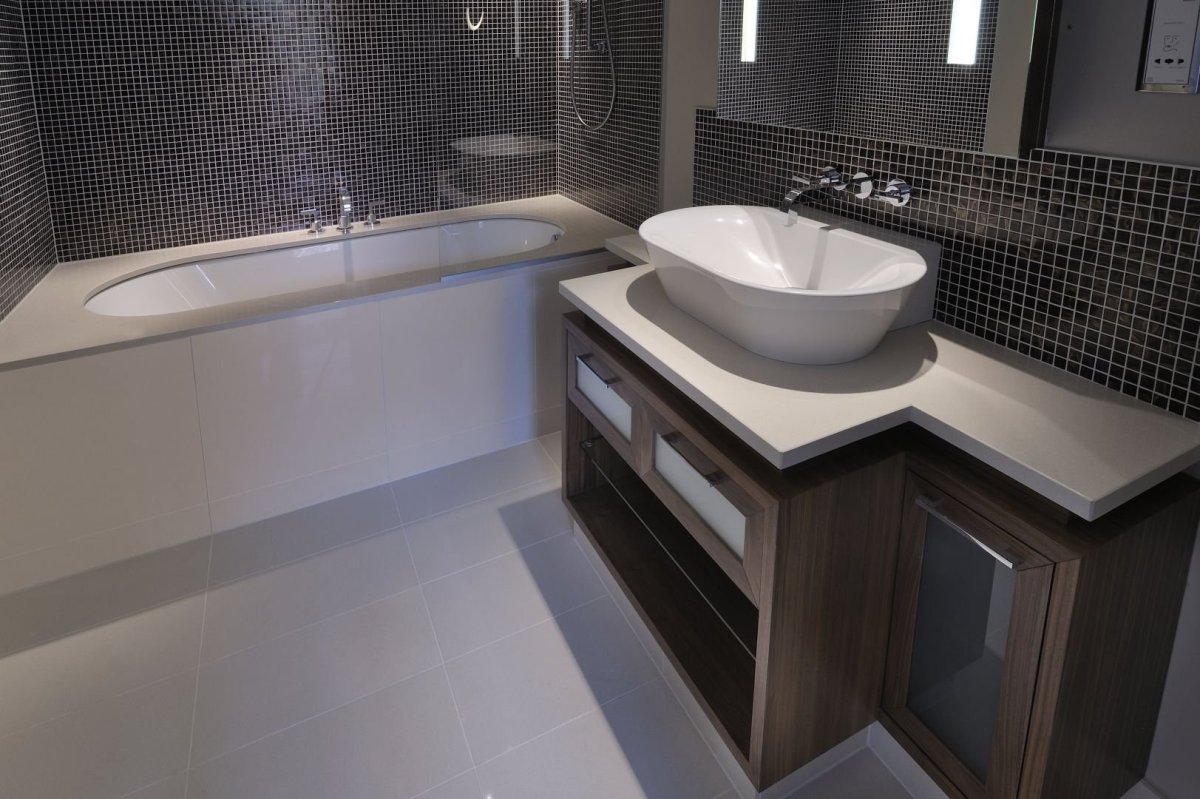 Ванная с большой столешницей