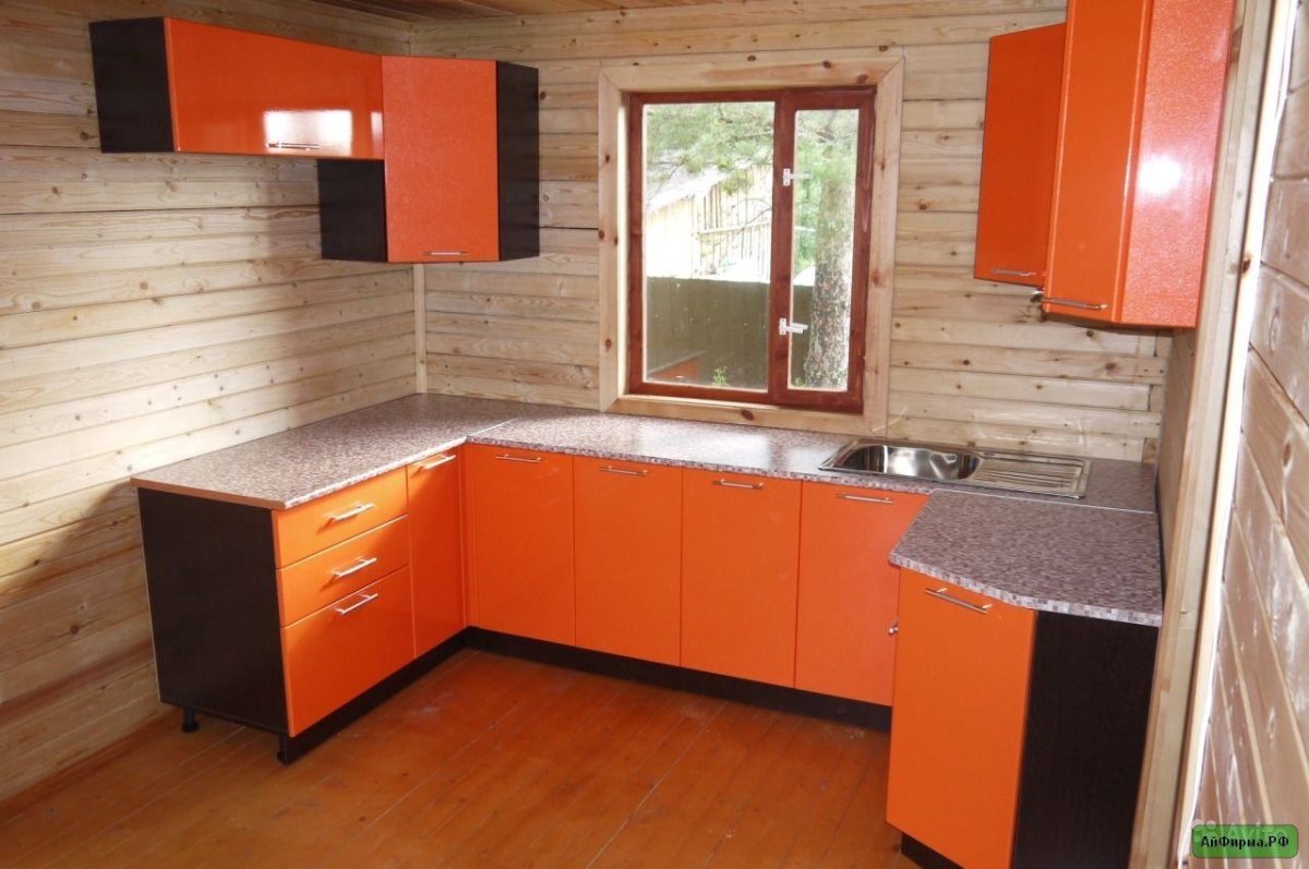 Кухонные гарнитуры в деревянном доме