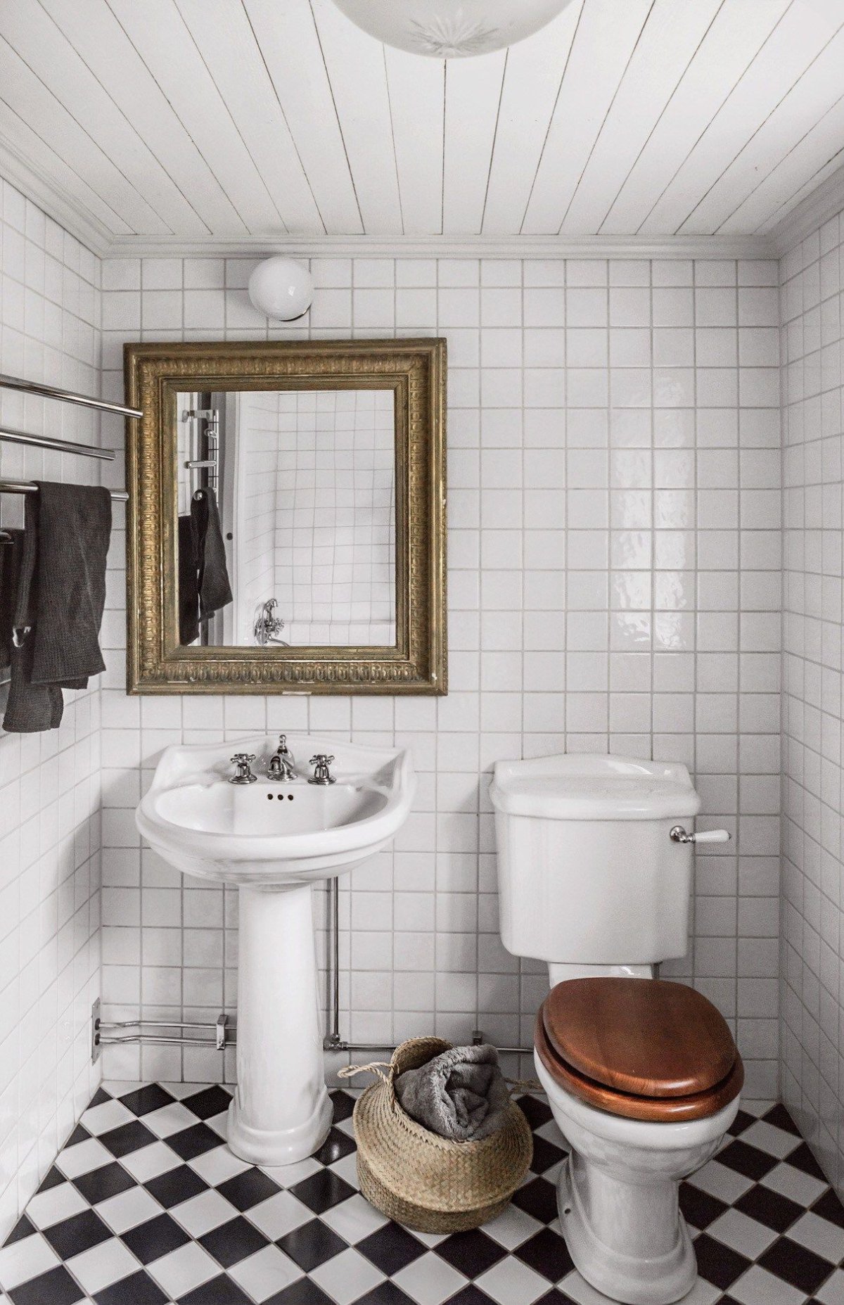 Ванная с белой плиткой