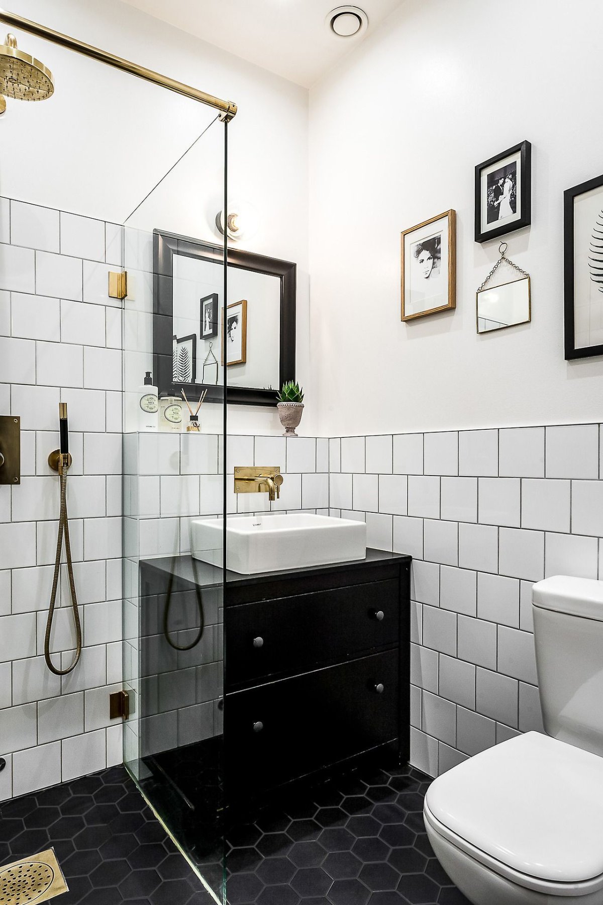 Белая плитка в ванной